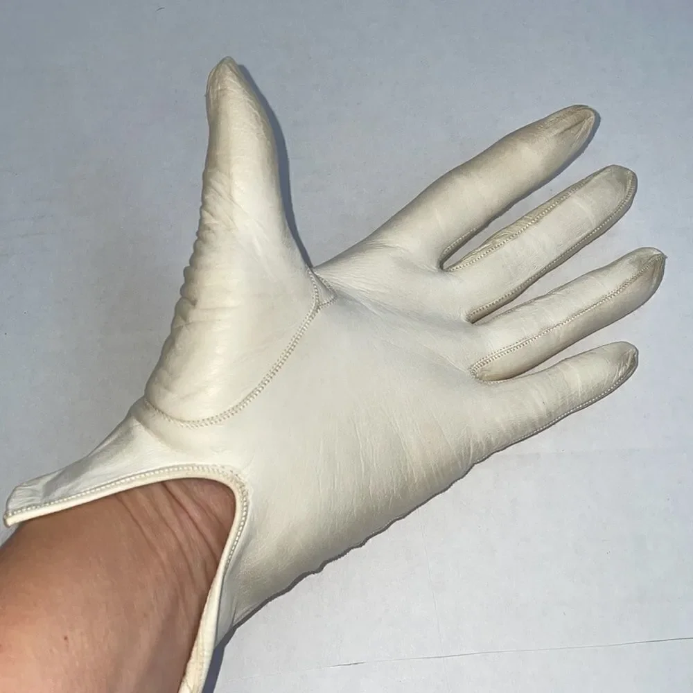 Vtg‎ cream colored leather gloves with lace detail